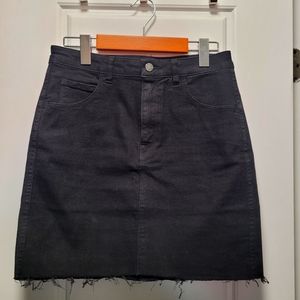 🔥 3x$35// Black denim H&M skirt Size 6